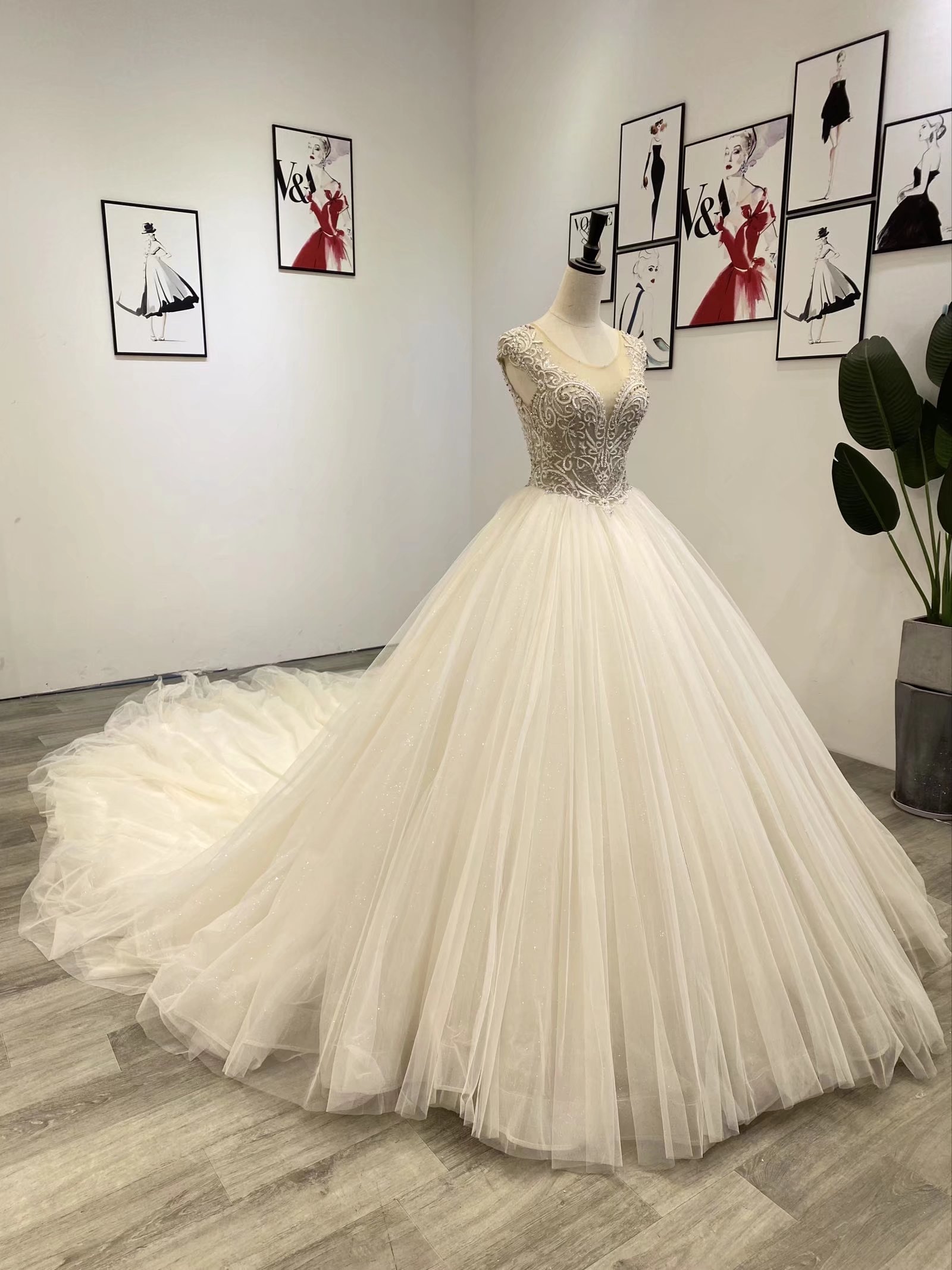 Princess Ball Gown Wedding Dresses Bridal Gowns Bateau Neck Strapless Diamond Beaded Appliques Sequins Floor Length Train Plus Size Robe De Mariee Cus