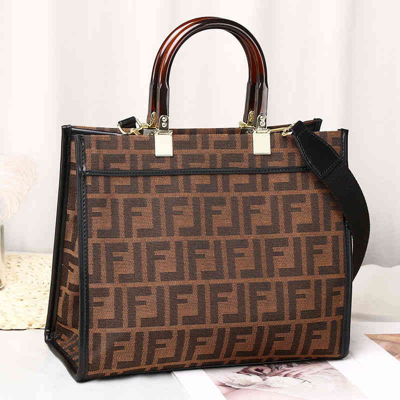2022 Factory Wholesale New Women's fashion printing versatile large capacity Single Shoulder Messenger portable canvas bag, Zebra stripes
2022 Factory Wholesale New Women's fashion printing versatile large capacity Single Shoulder Messenger portable canvas bag, Zebra stripes