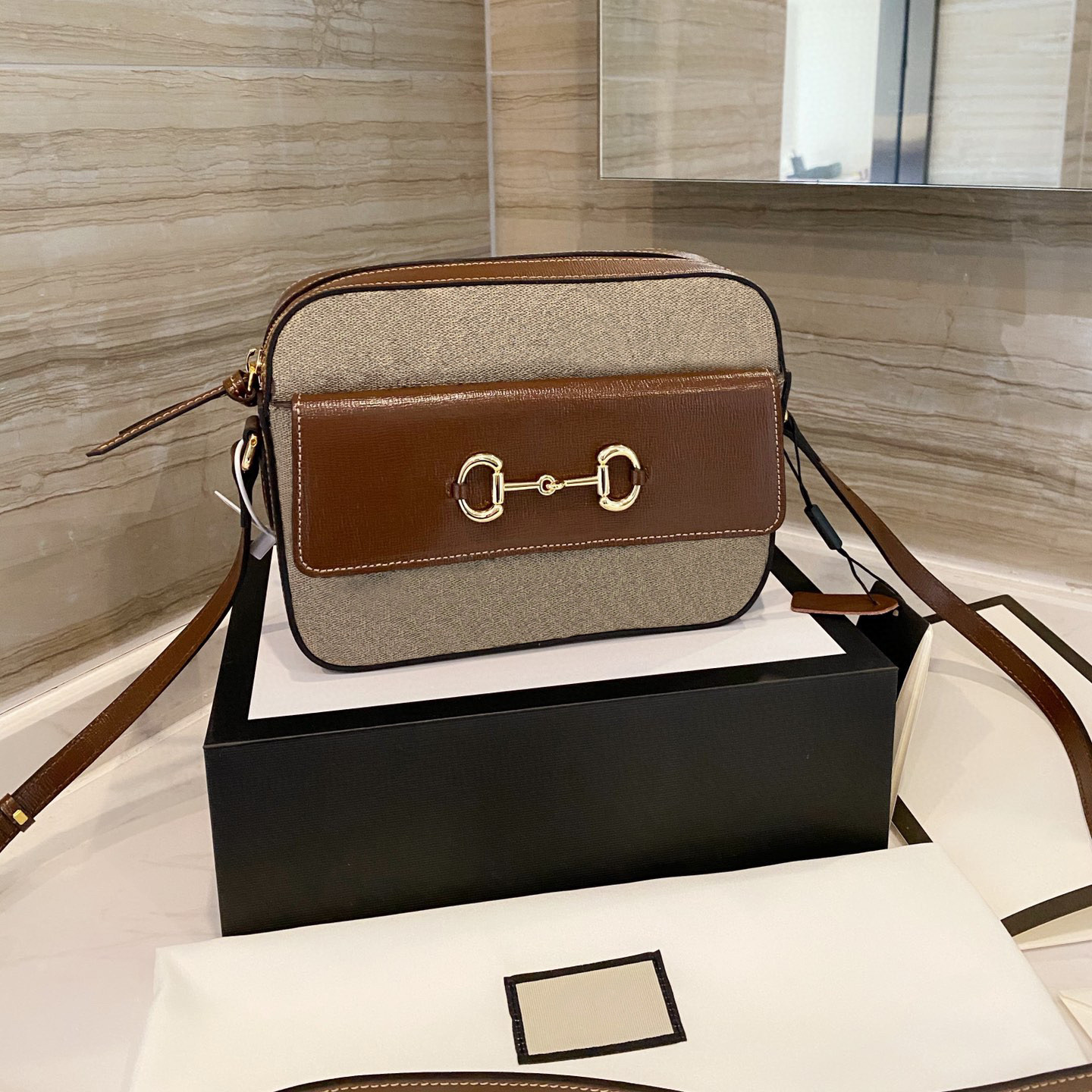 Luxurys Designers Bags Vintage Messenger handbag Women Crossbody totes Brass hardware Originals Quality Dress fashion Camera Bag 2022 with Box, No bags
Luxurys Designers Bags Vintage Messenger handbag Women Crossbody totes Brass hardware Originals Quality Dress fashion Camera Bag 2022 with Box, No bags