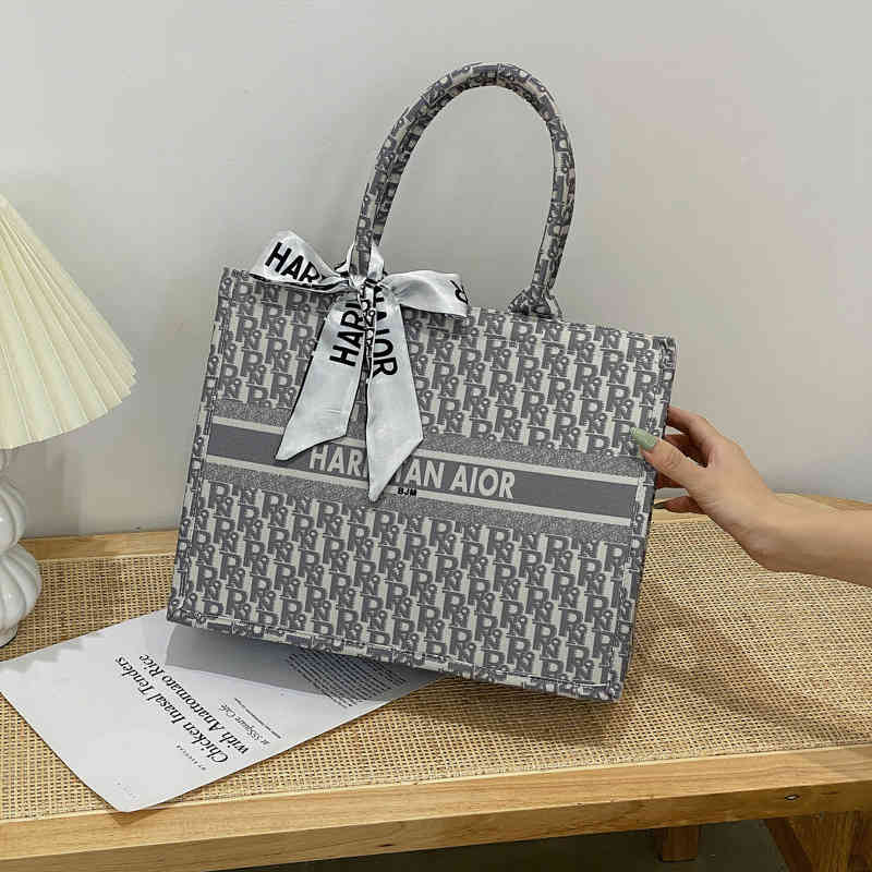 Shoping Bag Ladies Tote Bag Designer Luxury Designers Women Handbag Embroidered Fashion High Quality Tote Silk Scarf Portable Simple Single Shoulder Shopping Bags, Red small with silk scarf(strapless)
Shoping Bag Ladies Tote Bag Designer Luxury Designers Women Handbag Embroidered Fashion High Quality Tote Silk Scarf Portable Simple Single Shoulder Shopping Bags, Red small with silk scarf(strapless)