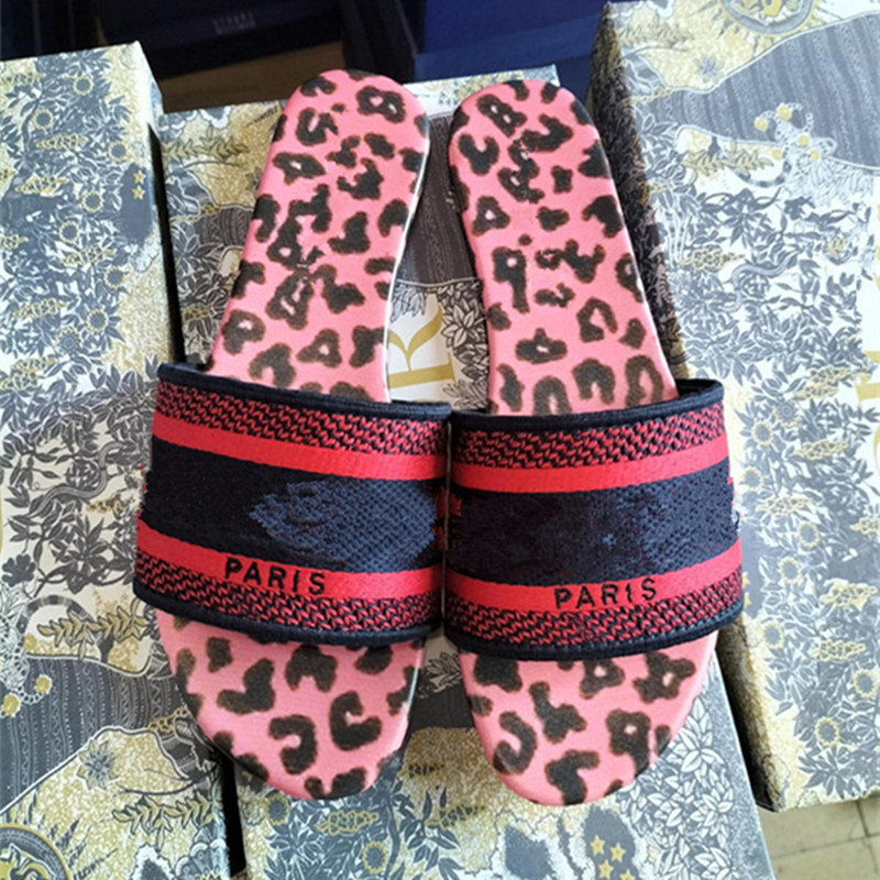 Dust Bag+ Box Embroidered Floral Brocade Slippers Women Sandals Designer Slides Paris Shoes Summer Beach Slide Low Heels Ladies Flip Flops Girls sneakers Dress Shoe, Fill postage
Dust Bag+ Box Embroidered Floral Brocade Slippers Women Sandals Designer Slides Paris Shoes Summer Beach Slide Low Heels Ladies Flip Flops Girls sneakers Dress Shoe, Fill postage