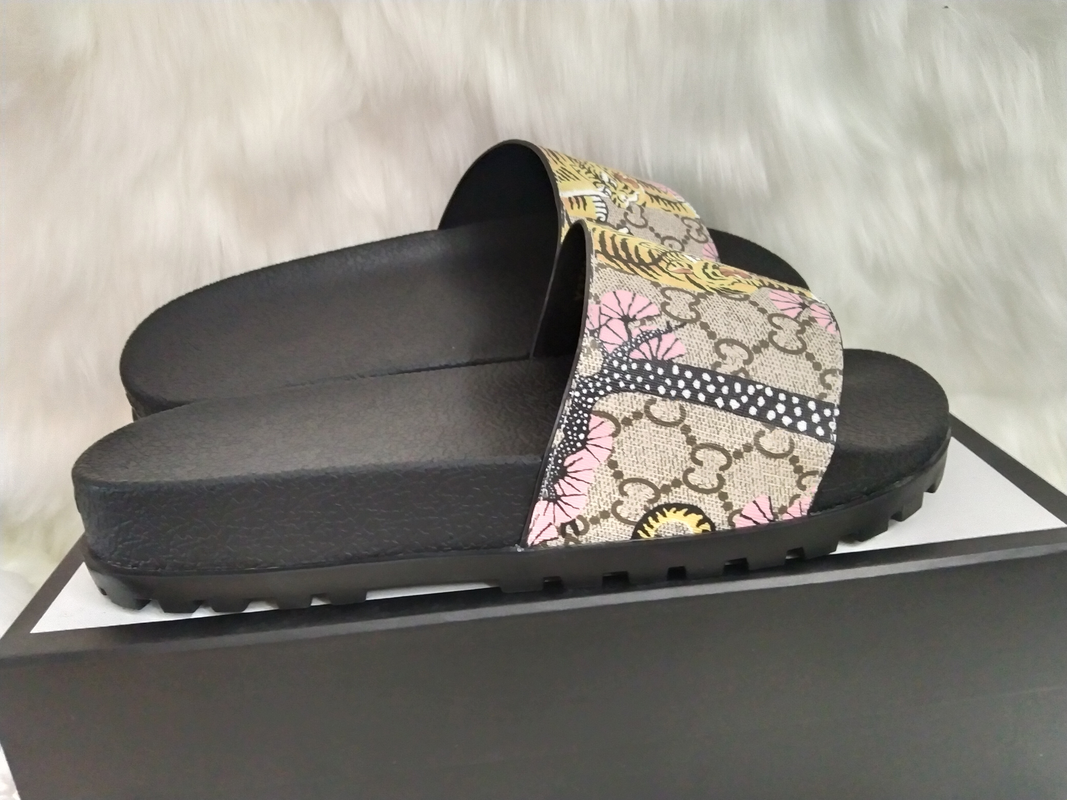 Designer men and women slippers luxury high-grade leather lettering fashion famous bathroom outdoor leisure with box 35-45 87134
Designer men and women slippers luxury high-grade leather lettering fashion famous bathroom outdoor leisure with box 35-45 87134