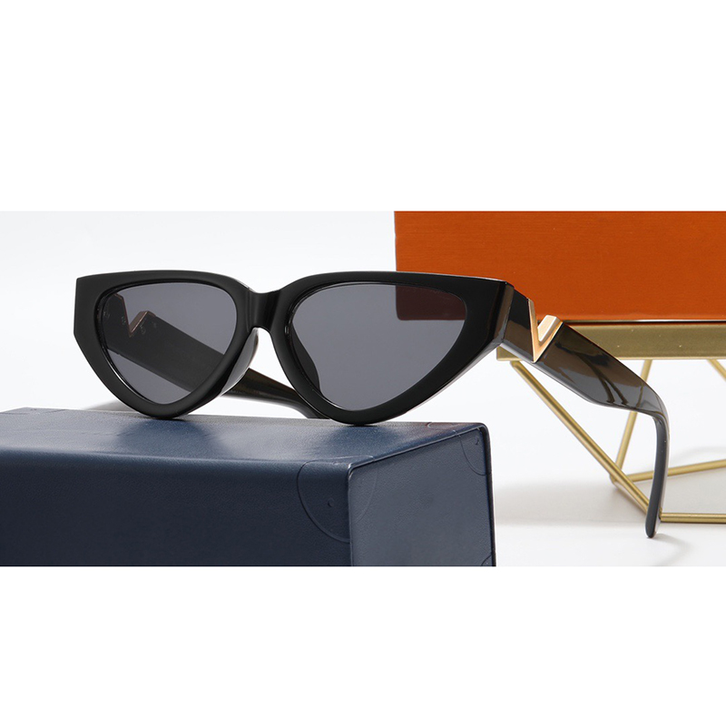 2022 V Designer Sunglasses Women Eyeglasses Outdoor Shades Man PC Frame Cat Eye Fashion Black Lady Sun glasses Mirrors for Womens Luxury Sunglasses Goggle Beach
2022 V Designer Sunglasses Women Eyeglasses Outdoor Shades Man PC Frame Cat Eye Fashion Black Lady Sun glasses Mirrors for Womens Luxury Sunglasses Goggle Beach