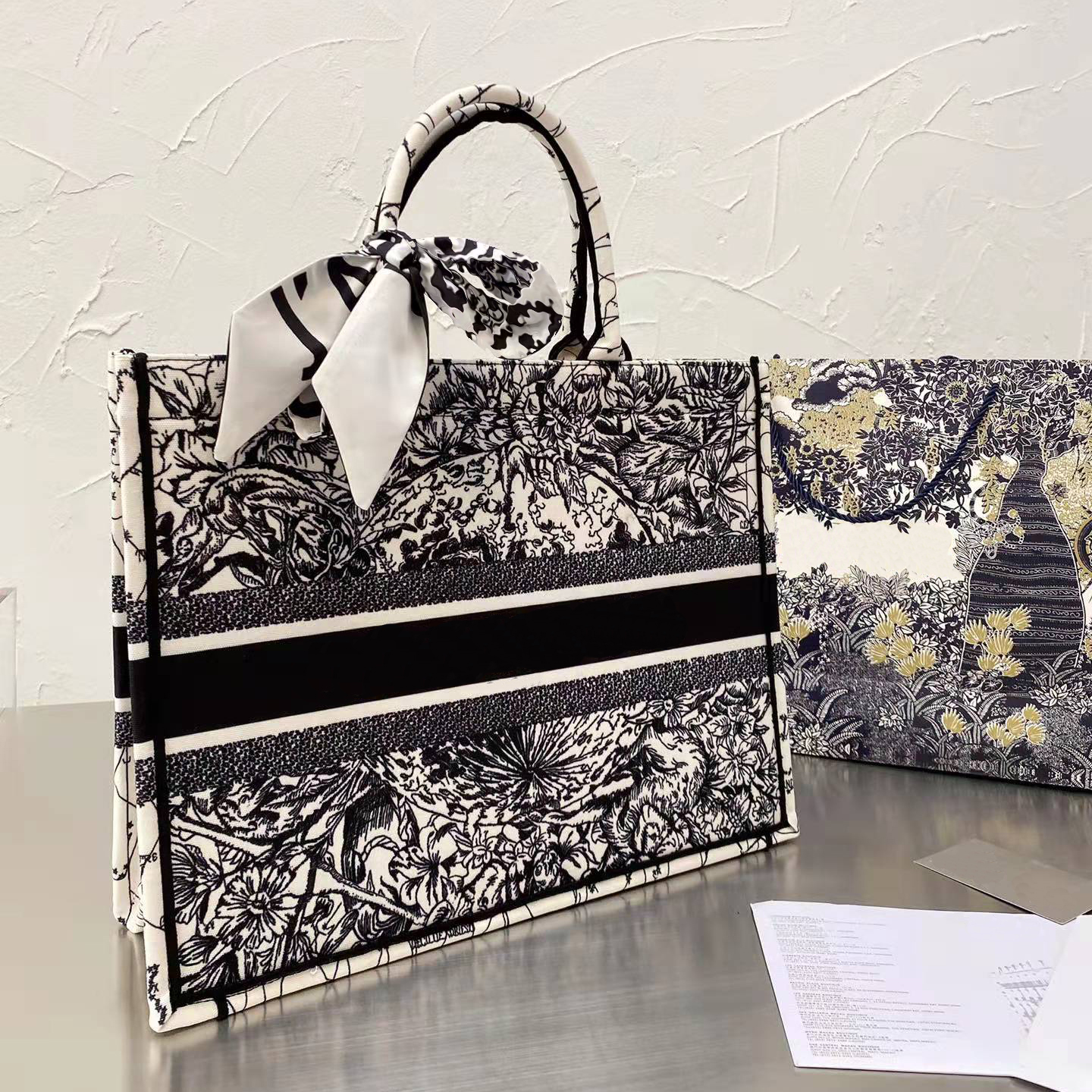 Top quality luxury designers handbags fashion shoulder bags classic style large capacity shopping bags size 36*28cm exquisite embroidery is great good nice, Gift
Top quality luxury designers handbags fashion shoulder bags classic style large capacity shopping bags size 36*28cm exquisite embroidery is great good nice, Gift