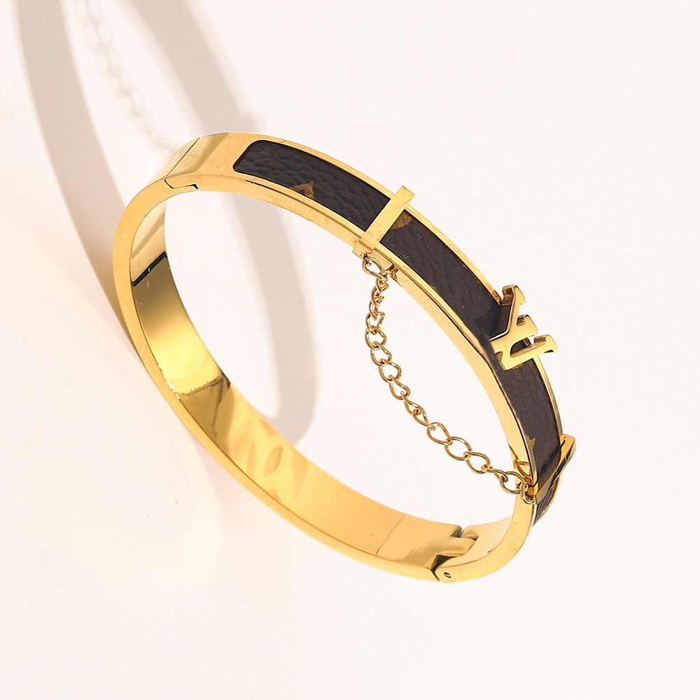 Designer Branded Bracelets Women Bangle Designer Letter Jewelry Faux Leather 18K Gold Plated Stainless steel Bracelet Womens Wedding Gifts ZG1434
Designer Branded Bracelets Women Bangle Designer Letter Jewelry Faux Leather 18K Gold Plated Stainless steel Bracelet Womens Wedding Gifts ZG1434