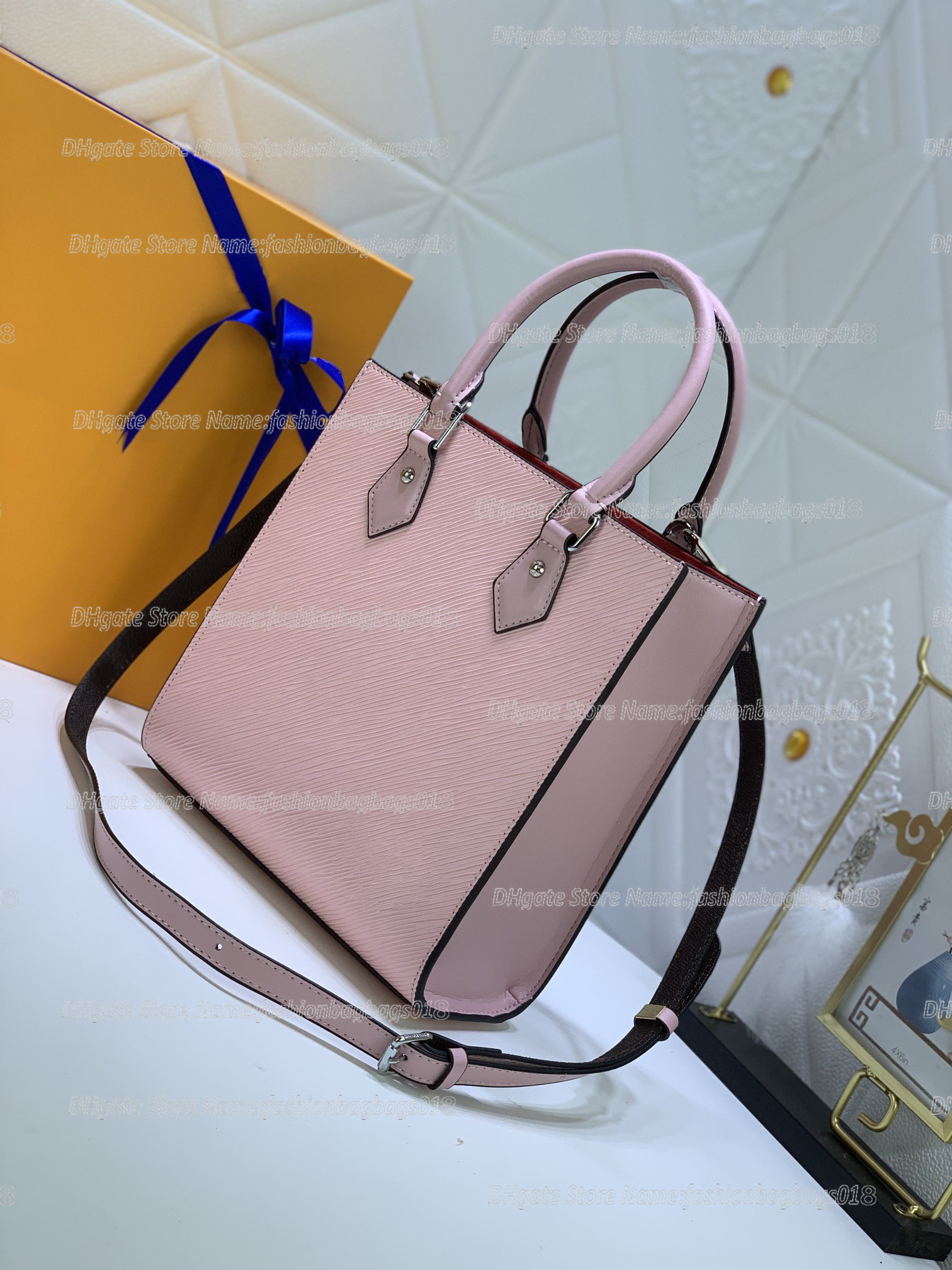 Pink SAC PLAT BB Tote Bag Grained Epi Leather Designer Shoulder Bags Luxury Handle Bag Designers Handbags Purse Wallet Corssbody zipped pocket
Pink SAC PLAT BB Tote Bag Grained Epi Leather Designer Shoulder Bags Luxury Handle Bag Designers Handbags Purse Wallet Corssbody zipped pocket