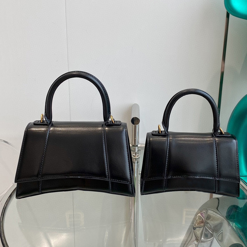 Designer Leather Metal Letter Buckle Crossbody Shoulder Bag Fashion Luxury Handbag Crescent Bag New Ladies Multifunctional Solid Color, Nude
Designer Leather Metal Letter Buckle Crossbody Shoulder Bag Fashion Luxury Handbag Crescent Bag New Ladies Multifunctional Solid Color, Nude