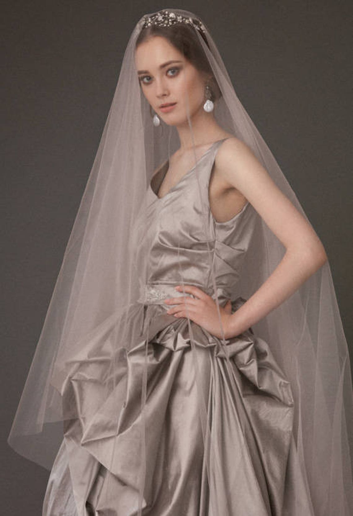 Vintage Silk Satin A Line Wedding Dress Draped Ruched Skirt Long Bridal Gowns 2022 V-Neck Sleeveless Gothic Bride Dresses Custom Made