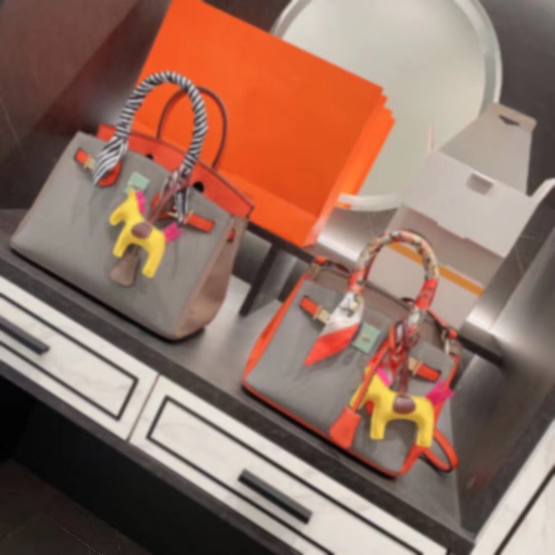 Women's Fashion Bags color handbag atmosphere classic handbag capacity with silk scarf pendant, No box
Women's Fashion Bags color handbag atmosphere classic handbag capacity with silk scarf pendant, No box