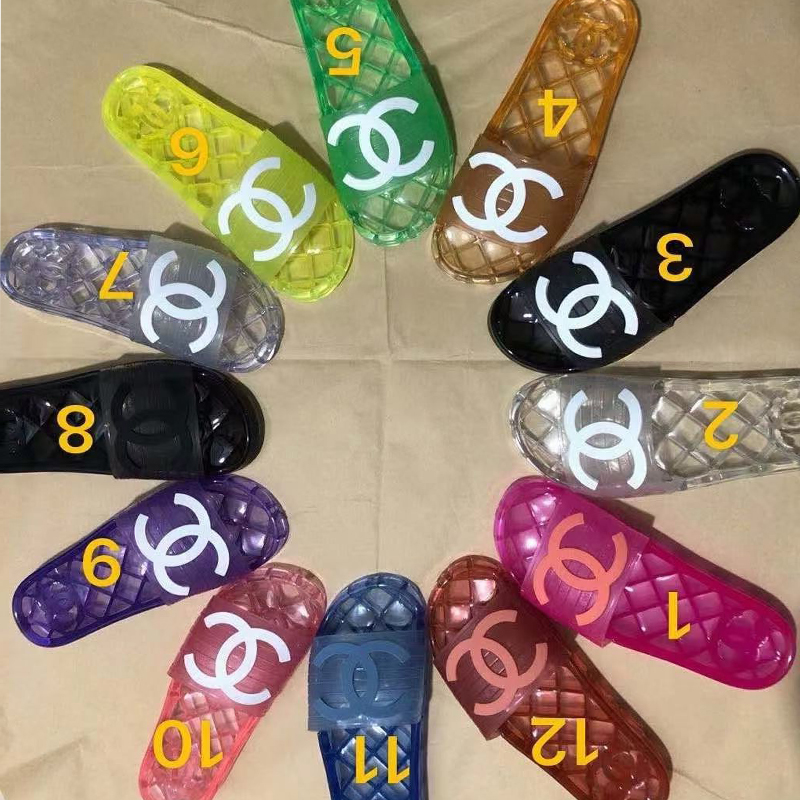 Classic Summer Cartoon slippers fashion Lazy letter designer women shoes Men beach flops sexy platform Lady sandals bath Crystal rubber shoe Large size 35-41-42-43-45
Classic Summer Cartoon slippers fashion Lazy letter designer women shoes Men beach flops sexy platform Lady sandals bath Crystal rubber shoe Large size 35-41-42-43-45