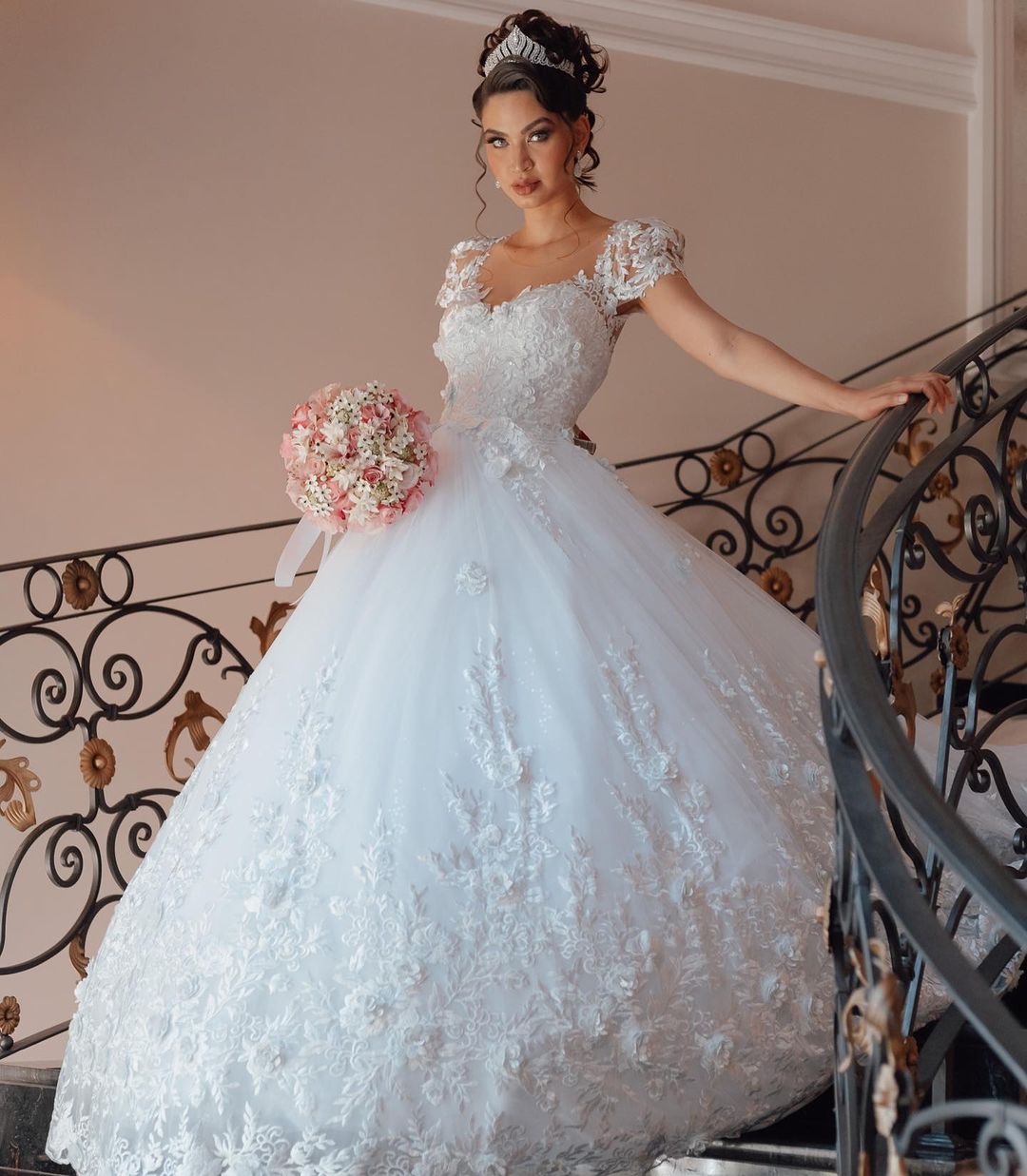Luxury Lace White Wedding Dress Scoop Applique Short Sleeve Ball Gown Custom Made Saudi Arabic Bridal Gowns