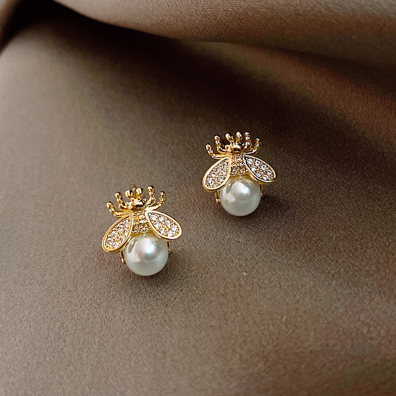 Korean simple and small bee pearl Stud S925 sterling silver needle personality all-match earrings female cold wind ins tide
Korean simple and small bee pearl Stud S925 sterling silver needle personality all-match earrings female cold wind ins tide