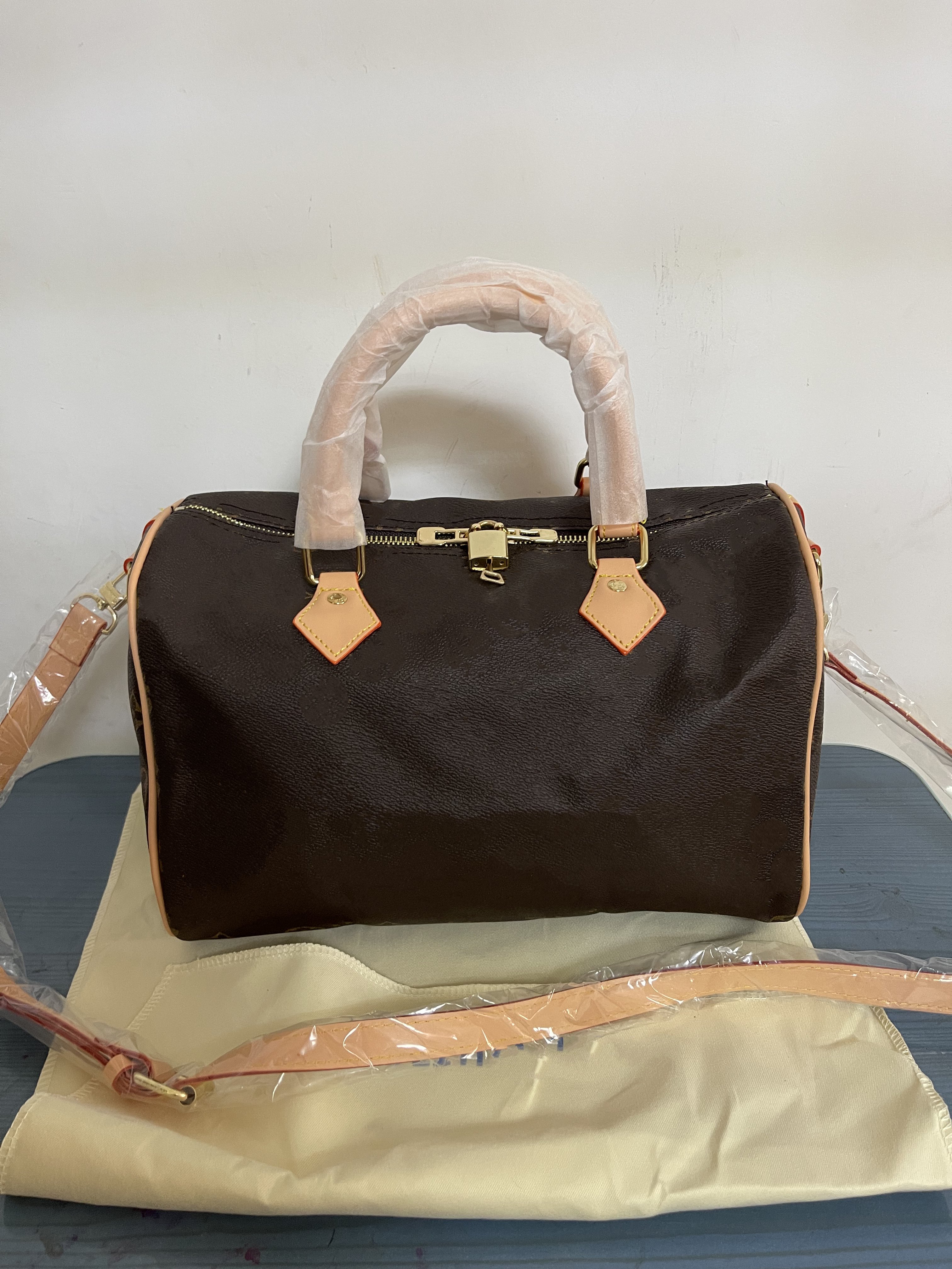 2021 Women Messenger Travel bag Classic Style Fashion bags Shoulder Lady Totes handbags Speedy 30 cm With key lock, Brown
2021 Women Messenger Travel bag Classic Style Fashion bags Shoulder Lady Totes handbags Speedy 30 cm With key lock, Brown