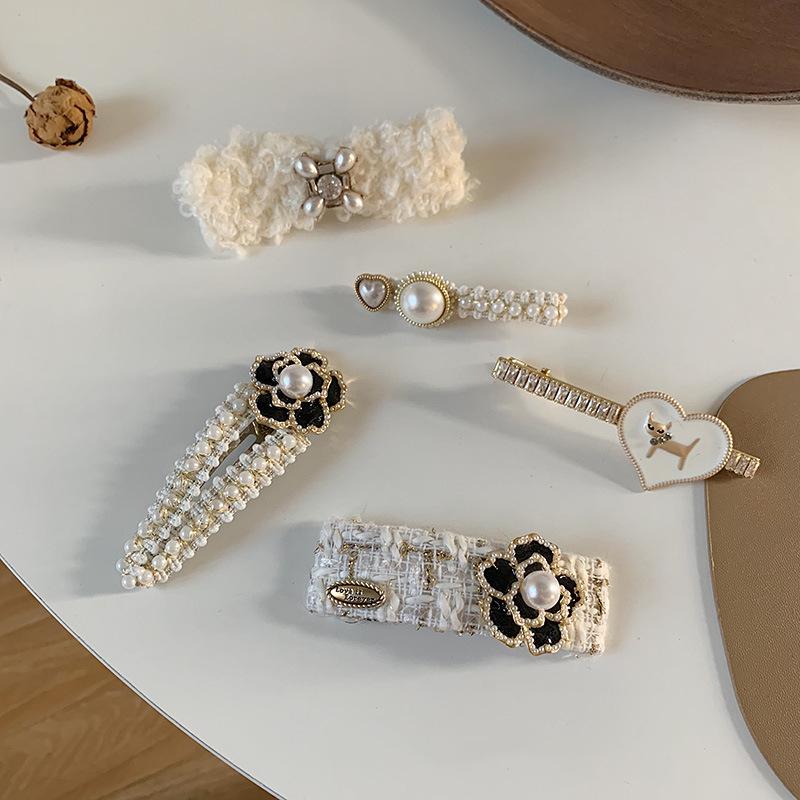Hair Clips & Barrettes Luxury Design Camellia Pearl Fabric Hairpin Black White Rose Flower Side Clip Word Female Headwear AccessoriesHair
Hair Clips & Barrettes Luxury Design Camellia Pearl Fabric Hairpin Black White Rose Flower Side Clip Word Female Headwear AccessoriesHair