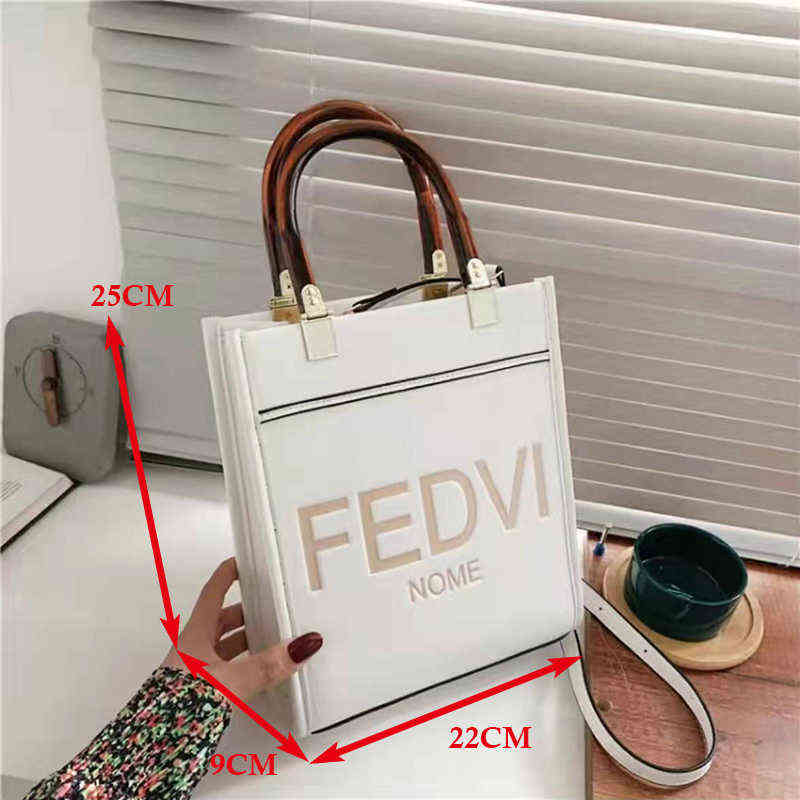 Quality Women Tote Bag Shoulder Leather Handbag 2022 Designer Luxury Totes Large Capacity Solid Color Shopper Bag Women Bolsos Y220719, Random little freebies
Quality Women Tote Bag Shoulder Leather Handbag 2022 Designer Luxury Totes Large Capacity Solid Color Shopper Bag Women Bolsos Y220719, Random little freebies