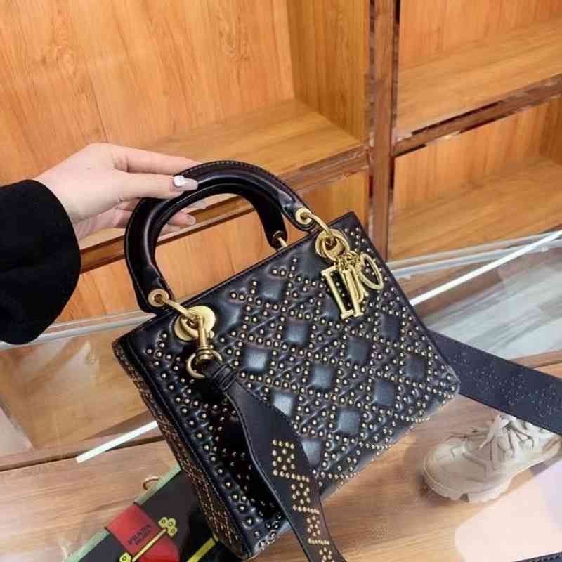 2021 new rivet Princess Diana bag leather women's hand fashion Lingge heavy industry Single Shoulder Bag Messenger, Black
2021 new rivet Princess Diana bag leather women's hand fashion Lingge heavy industry Single Shoulder Bag Messenger, Black
