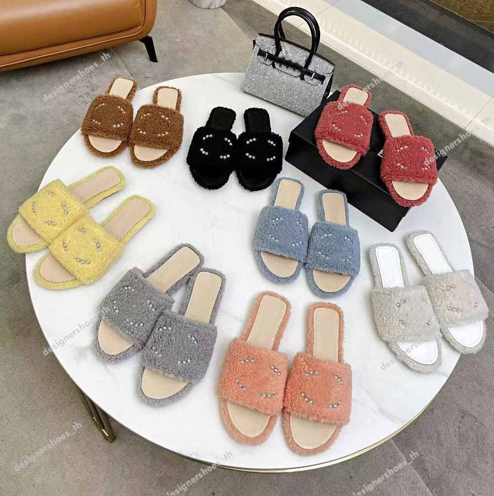 Designer Wool Slipper Women Fashion Calfskin Embroidered Pearl Slippers Winter Soft Luxury Plush Sandals Rubber Leather Sole Slippers
Designer Wool Slipper Women Fashion Calfskin Embroidered Pearl Slippers Winter Soft Luxury Plush Sandals Rubber Leather Sole Slippers