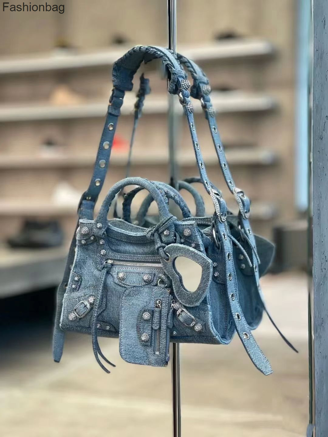 Bag Le Cagole Handbags Designer Neo Bags Woman Balenclaga Retro General Washed Cotton Locomotive Rivet Denim Jean Diagonal Back E4M8, Denim blue
Bag Le Cagole Handbags Designer Neo Bags Woman Balenclaga Retro General Washed Cotton Locomotive Rivet Denim Jean Diagonal Back E4M8, Denim blue