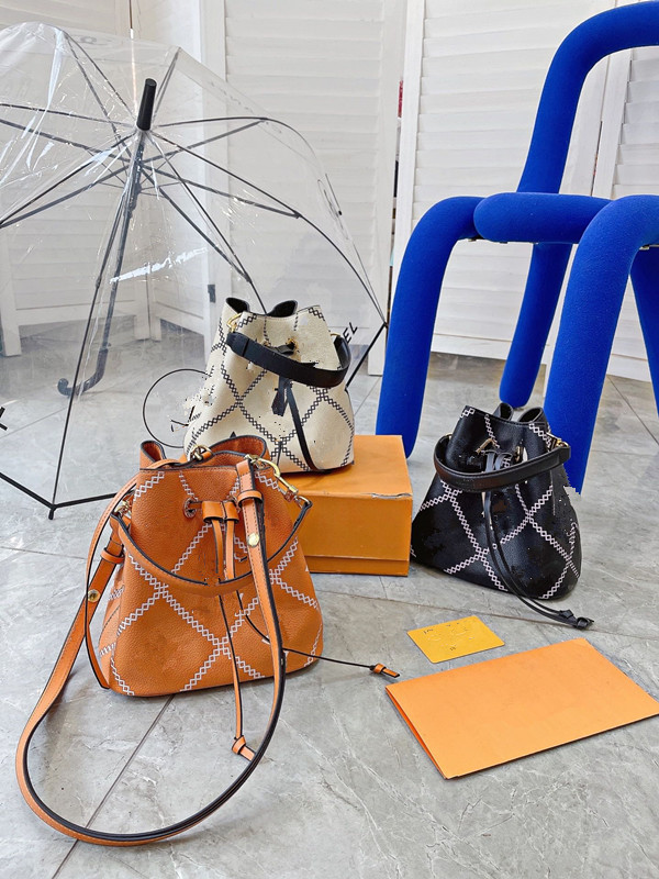 22SS Designer Drawstring Bucket Shoulder Bag Ladies Messenger Bag Champagne bag set of two, White
22SS Designer Drawstring Bucket Shoulder Bag Ladies Messenger Bag Champagne bag set of two, White