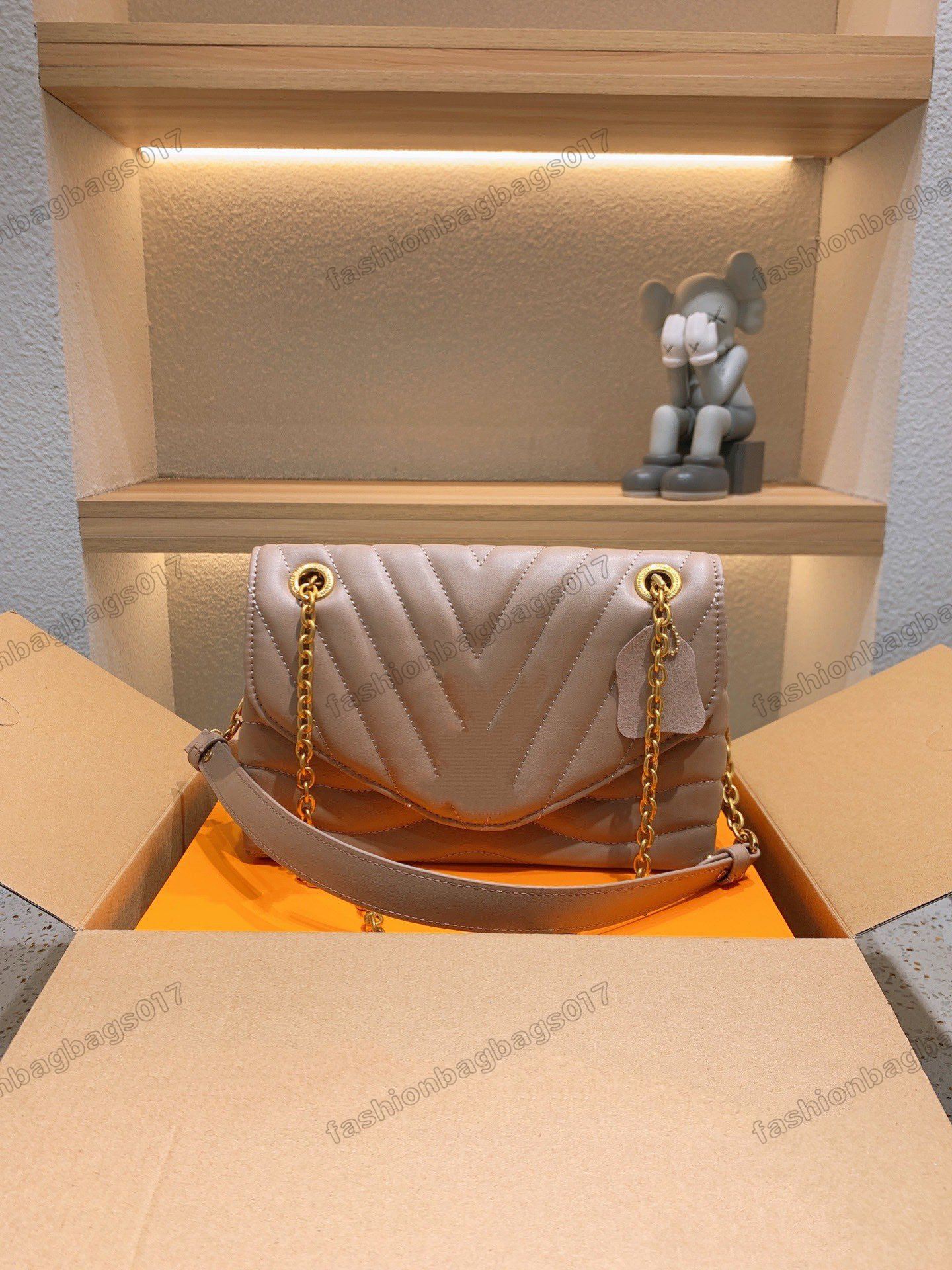 New Wave Chain Bag Designer V shape Shoulder Bags Quilted Smooth Leather Chain Pochette Clutch Luxury Crossbody Womens Purse Wallet
New Wave Chain Bag Designer V shape Shoulder Bags Quilted Smooth Leather Chain Pochette Clutch Luxury Crossbody Womens Purse Wallet