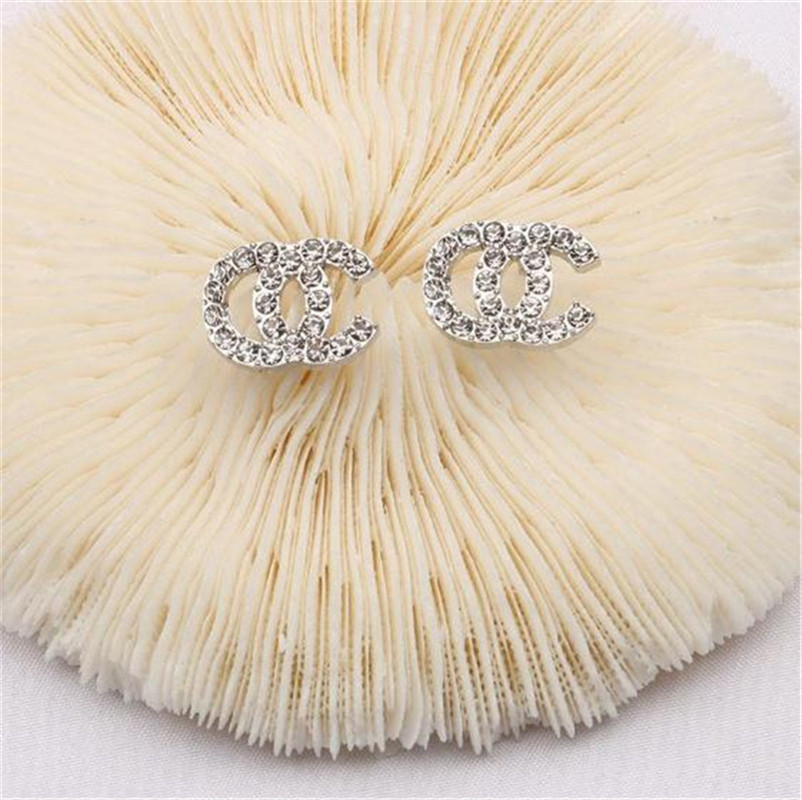 Simple Stud 18K Gold Plated 925 Silver Luxury Brand Designers Letters Stud Geometric Famous Women Round Crystal Rhinestone Pearl Earring Wedding Party Jewerlr
Simple Stud 18K Gold Plated 925 Silver Luxury Brand Designers Letters Stud Geometric Famous Women Round Crystal Rhinestone Pearl Earring Wedding Party Jewerlr