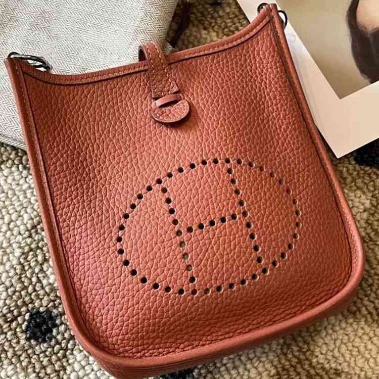 Designer 22SS Herme Handbags Soft leather female Evelyns's mobile phone fashionable simple soft One Shoulder Messenger Hand, Rice / white / color
Designer 22SS Herme Handbags Soft leather female Evelyns's mobile phone fashionable simple soft One Shoulder Messenger Hand, Rice / white / color