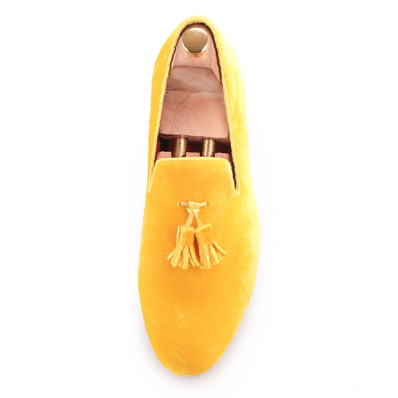 Piergitar New men velvet shoe with velvet tassel Party and Wedding men dress shoes British style men loafers fashion mens flats 210312