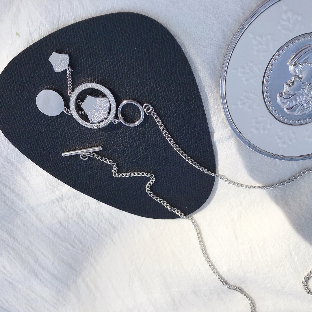 Designers Branded Choker Necklace Designer 925 Silver Plated Stainless Steel Face Pendant Necklaces For Fashion Women Wedding Jewelry X308
Designers Branded Choker Necklace Designer 925 Silver Plated Stainless Steel Face Pendant Necklaces For Fashion Women Wedding Jewelry X308
