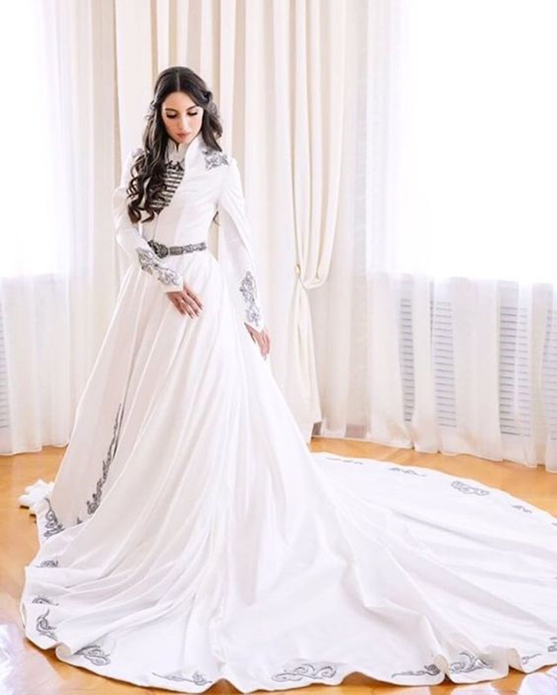 Vintage White Caftan Pantalon Marocain Wedding Dress with Cape Sleeve Black Embroidery High Neck Muslim Kaftan Bridal Gowns
