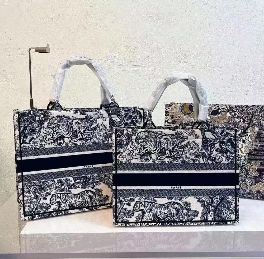 Top Quality Designer Totes Fashion Tote Woman Bag Canvas Screen Print Luxury Black Letter Handbags Design Shoulder Bags lady Cowboy Purse, Black tiger
Top Quality Designer Totes Fashion Tote Woman Bag Canvas Screen Print Luxury Black Letter Handbags Design Shoulder Bags lady Cowboy Purse, Black tiger