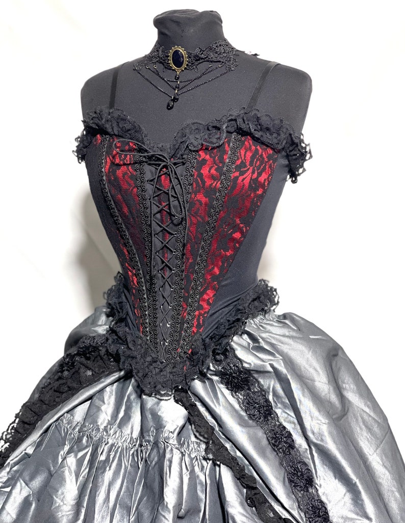 Steampunk Gothic Wedding Dress Black And Red Sweetheart Bridal Ball Gown Straps Tiered Floor Length Vintage Victorian Bride Wedding Dresses