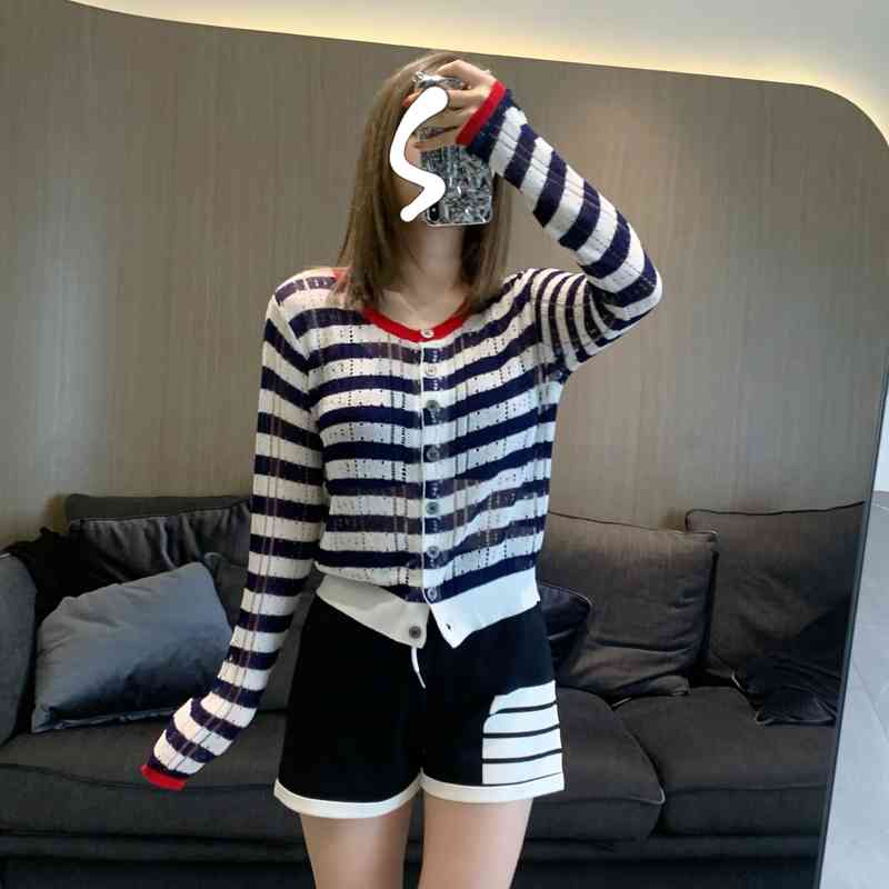 spring and summer new short cardigan women' stripe hollow out color matching slim fitting round neck long sleeved sweater, Black and white stripes
spring and summer new short cardigan women' stripe hollow out color matching slim fitting round neck long sleeved sweater, Black and white stripes