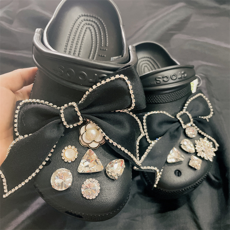 Shiny Ribbon with Diamonds Croc Charms Designer DIY Elegant Shoes Decaration Jibb for Clogs Kids Girls Women Gifts 220527
Shiny Ribbon with Diamonds Croc Charms Designer DIY Elegant Shoes Decaration Jibb for Clogs Kids Girls Women Gifts 220527