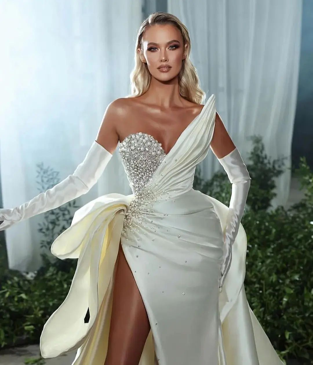 Stunning Mermaid Pearls Wedding Dresses Strapless Neckline Bridal Gowns With Detachable Train Side Split Satin Plus Size Vestido De Novia