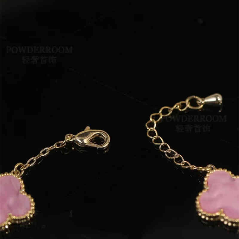 Korean version simple fashion pink shell slightly inlaid with four leaf clover women's bracelet light luxury high sense niche sweet early
Korean version simple fashion pink shell slightly inlaid with four leaf clover women's bracelet light luxury high sense niche sweet early