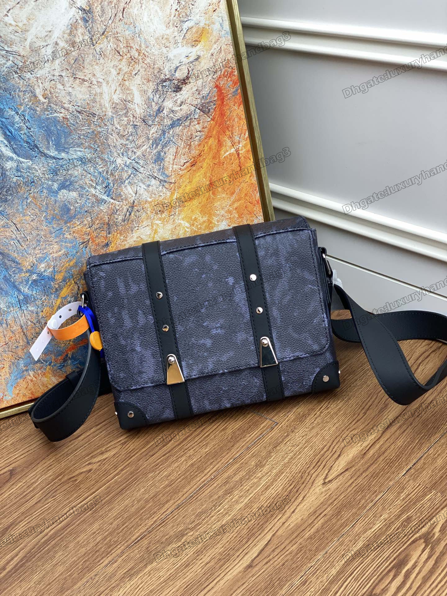 Classic TRUNK MESSENGER BAG Men Pastel Noir Coated Canvas Cross Body Bags Women Clutch Handbag Fashion Wallet Fannypack With Studs M57271
Classic TRUNK MESSENGER BAG Men Pastel Noir Coated Canvas Cross Body Bags Women Clutch Handbag Fashion Wallet Fannypack With Studs M57271