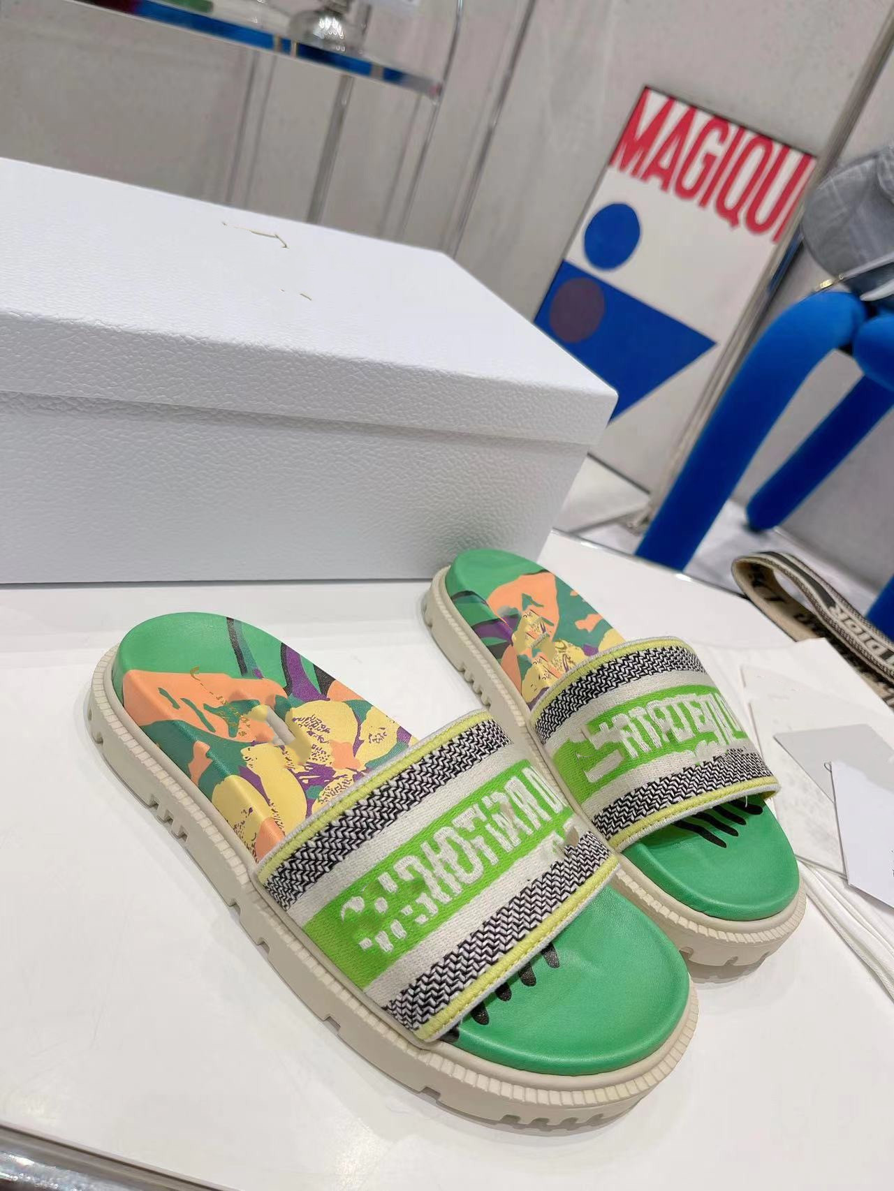 Fashion Mens Designer slippers womens slides sandals men Luxury shoes summer beach slide flat platform flower women sneakers laether rubber sandal 0403, 01
Fashion Mens Designer slippers womens slides sandals men Luxury shoes summer beach slide flat platform flower women sneakers laether rubber sandal 0403, 01