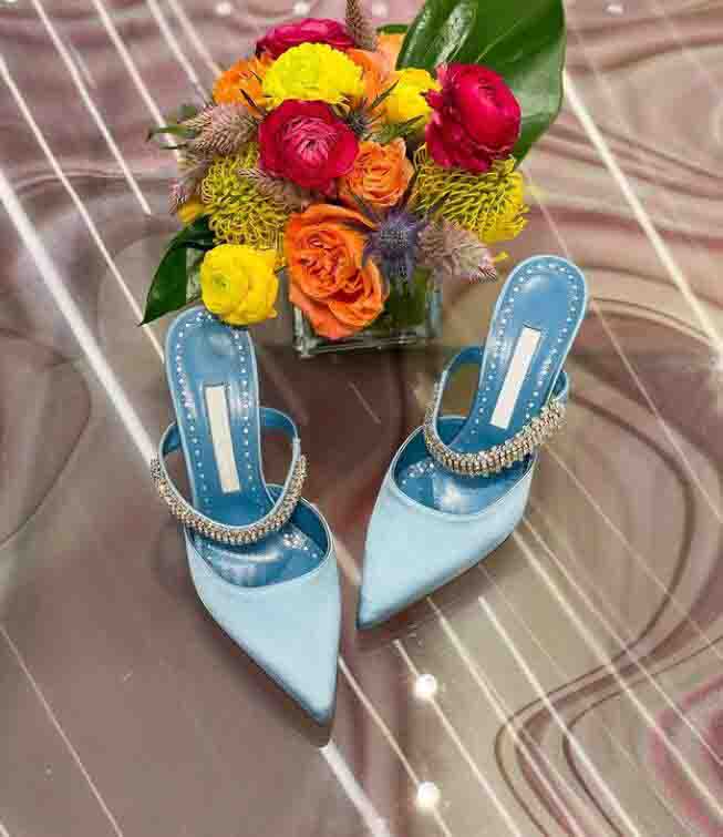 22S/S Designer shoes for Womens sandal slipper wedding party dress,women high heels crystal strap stiletto high heel pointed toe Lutara satin slip-on mules
22S/S Designer shoes for Womens sandal slipper wedding party dress,women high heels crystal strap stiletto high heel pointed toe Lutara satin slip-on mules