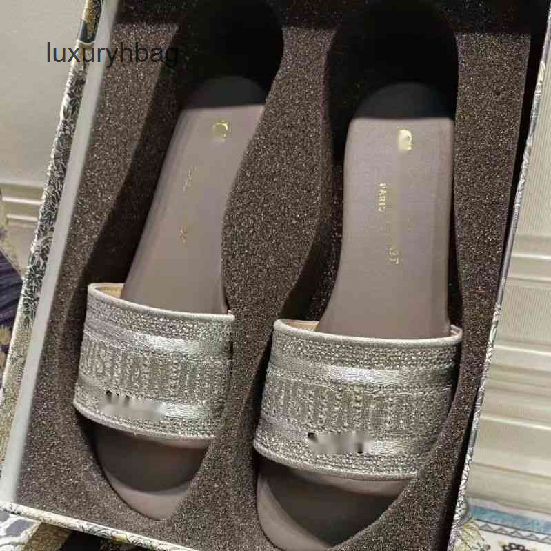 Way Christains Sandals Designer Slippers d 2022 Leather Home D-letter Rhinestone Flip Flops Wear Beach Super Fire Same Style QZPS, Pinkish gray
Way Christains Sandals Designer Slippers d 2022 Leather Home D-letter Rhinestone Flip Flops Wear Beach Super Fire Same Style QZPS, Pinkish gray