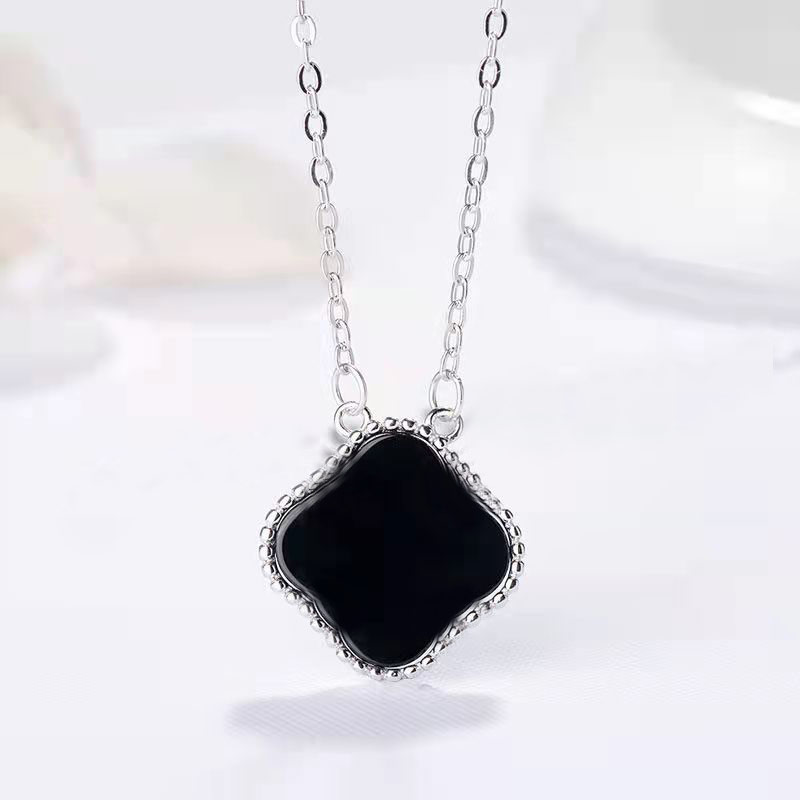 Luxury Designer 4/Four Leaf Clover Pendant Necklaces Jewelry for Women Fashion Designers Brand Jewelrys Simple Pendants Necklace for Womens Chirstmas Gifts
Luxury Designer 4/Four Leaf Clover Pendant Necklaces Jewelry for Women Fashion Designers Brand Jewelrys Simple Pendants Necklace for Womens Chirstmas Gifts