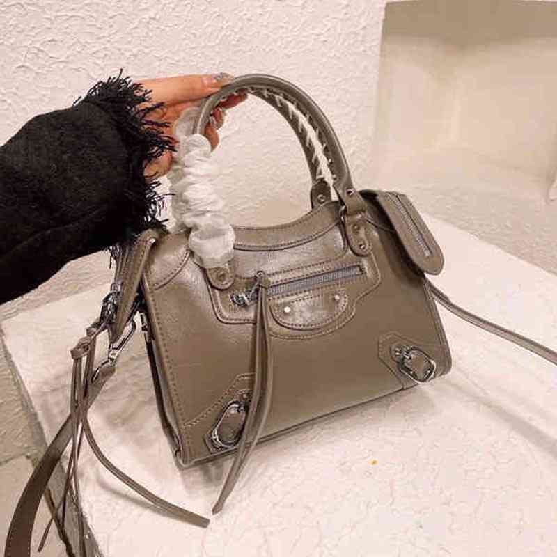 Classic City Handbag Handle Tote Bag Women Designer Luxury Motorcycle Shoulder Bagss Crossbody Large Capacity Metal Buckle Packs 220315, Beige
Classic City Handbag Handle Tote Bag Women Designer Luxury Motorcycle Shoulder Bagss Crossbody Large Capacity Metal Buckle Packs 220315, Beige
