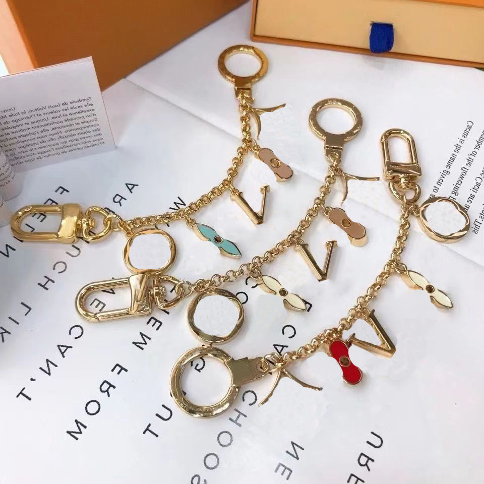 Luxurys designers keychain Alphabet car keychains jewelry fashion trend set boutique keys chain Atmosphere Valentine's Day Gift suitable for men and women very nice
Luxurys designers keychain Alphabet car keychains jewelry fashion trend set boutique keys chain Atmosphere Valentine's Day Gift suitable for men and women very nice