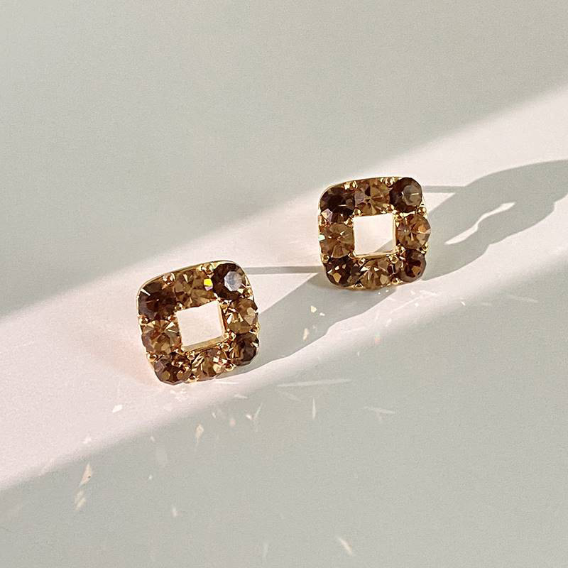 Silver Needle Diamond Inlaid Simple Square Geometric Earrings Design Sense Fashion Versatile Temperament Women
Silver Needle Diamond Inlaid Simple Square Geometric Earrings Design Sense Fashion Versatile Temperament Women