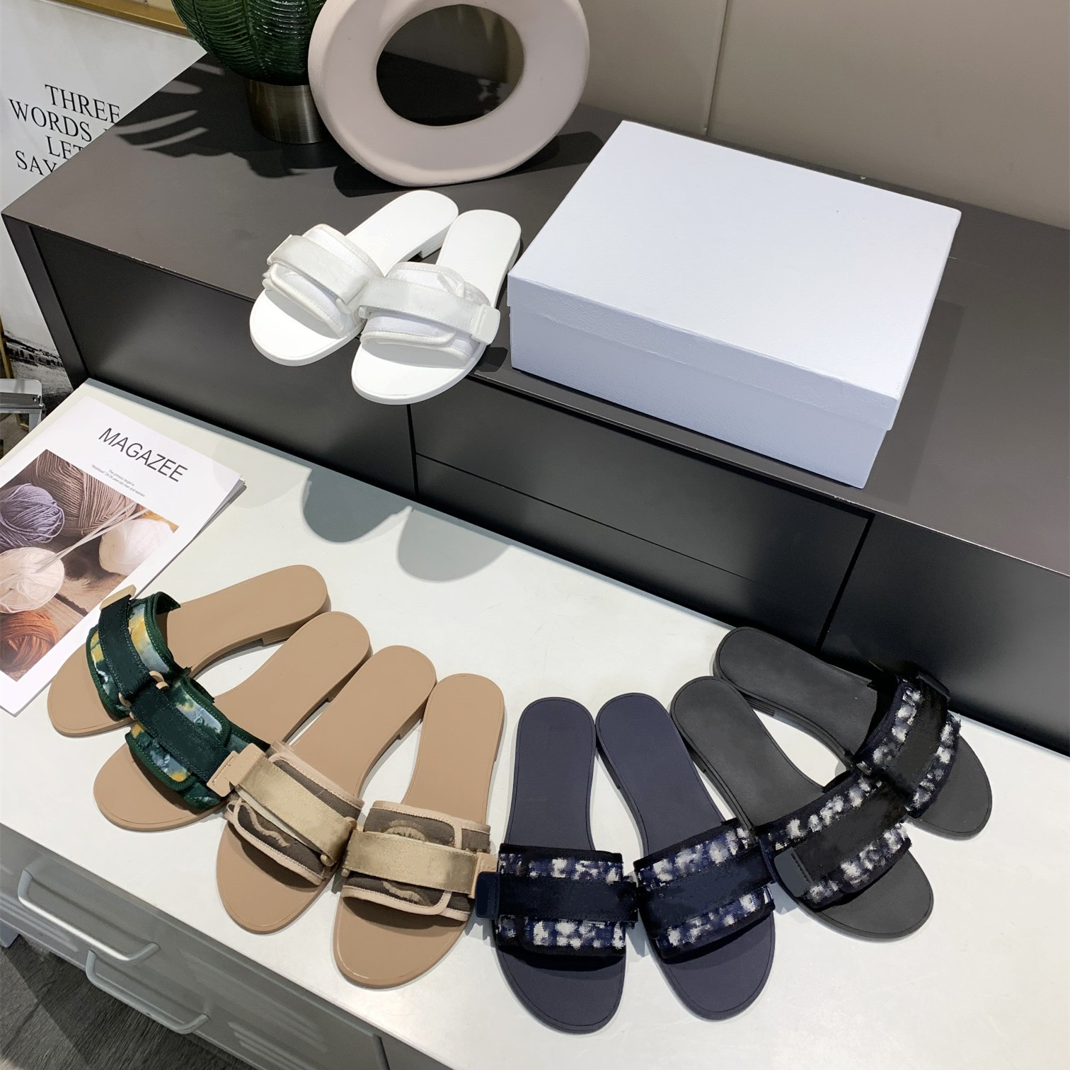 2022 Designer Sandals Summer Flat Slipper Fashion Beach Luxury Woman Big Head Letters Slippers Hoop&Loop Top Quality with original box Fat Big size 35-42, #14
2022 Designer Sandals Summer Flat Slipper Fashion Beach Luxury Woman Big Head Letters Slippers Hoop&Loop Top Quality with original box Fat Big size 35-42, #14