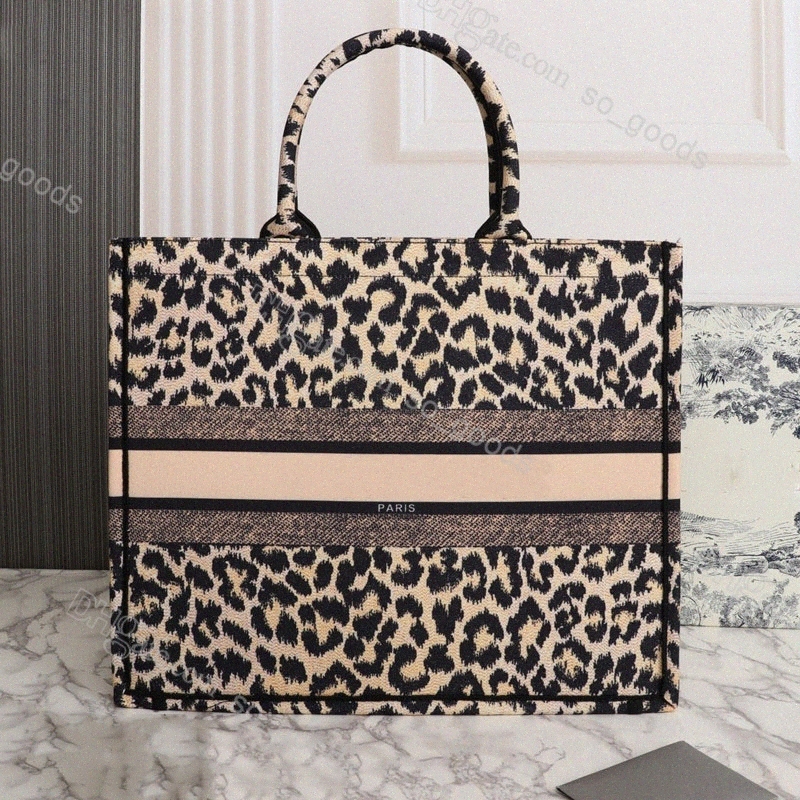 Embroidery and Printed Book Totes Designer Jacquard Shopping Tote Bags Handbags Fashion Leather Womens Canvas Woman Leopard Handbag Luxury Printing Pink Bag, Actual pictures contact me
Embroidery and Printed Book Totes Designer Jacquard Shopping Tote Bags Handbags Fashion Leather Womens Canvas Woman Leopard Handbag Luxury Printing Pink Bag, Actual pictures contact me
