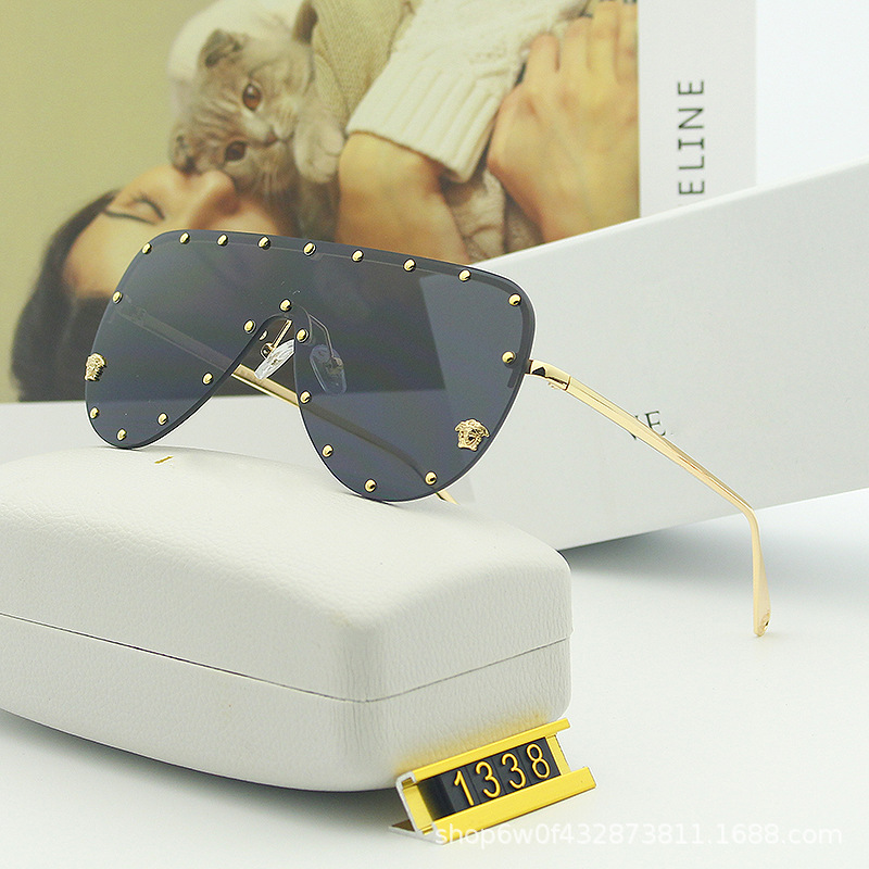Head fashion sunglasses wind proof European and American brand glasses gradient rivets punk fashion large frame GRADIENT SUNGLASSES
Head fashion sunglasses wind proof European and American brand glasses gradient rivets punk fashion large frame GRADIENT SUNGLASSES