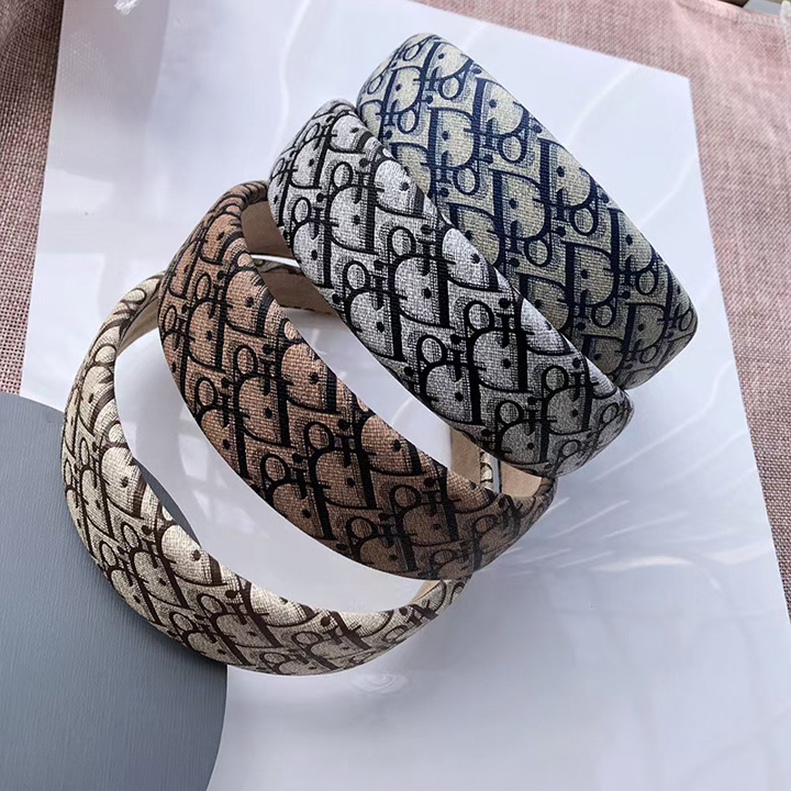 22ss 8style 4CM Retro Simple Temperament Korean Headband PU Letters Print Grid Pattern Wide Edge Bowknot Hair Hoop Designers Women Girl
22ss 8style 4CM Retro Simple Temperament Korean Headband PU Letters Print Grid Pattern Wide Edge Bowknot Hair Hoop Designers Women Girl