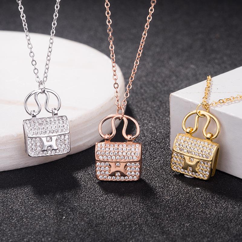 New designed HH letter bag pendants full diamonds S925 sterling silver women's necklace fashion 18K gold plated handbag ladies luxurious necklaces Designer Jewelry
New designed HH letter bag pendants full diamonds S925 sterling silver women's necklace fashion 18K gold plated handbag ladies luxurious necklaces Designer Jewelry