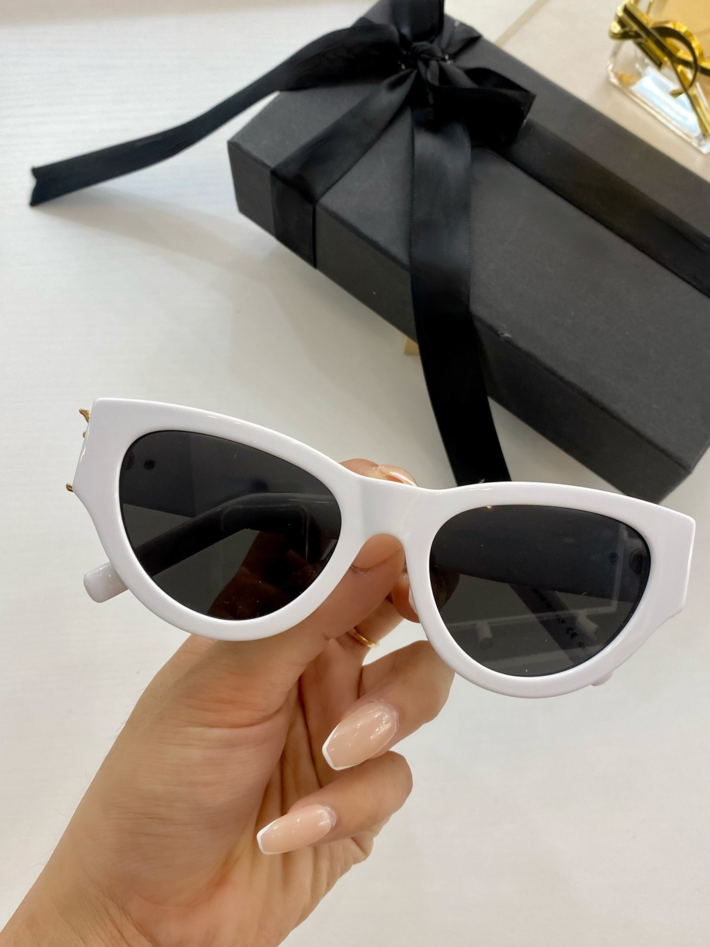 Luxury Designer Sunglasses Fashion Classic Cat Eye Sunglasses Goggles Outdoor Beach Glasses Men Women 6 Colors Optional With Case M94
Luxury Designer Sunglasses Fashion Classic Cat Eye Sunglasses Goggles Outdoor Beach Glasses Men Women 6 Colors Optional With Case M94