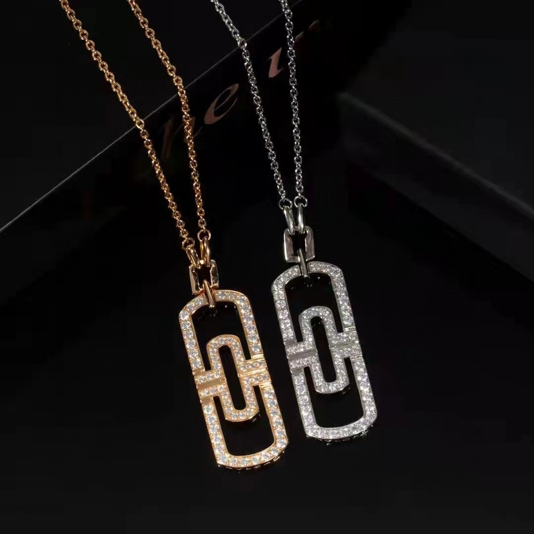 Baojia simple clip Necklace 18K plated set paper clip diamond hollow pendant clavicle chain
Baojia simple clip Necklace 18K plated set paper clip diamond hollow pendant clavicle chain